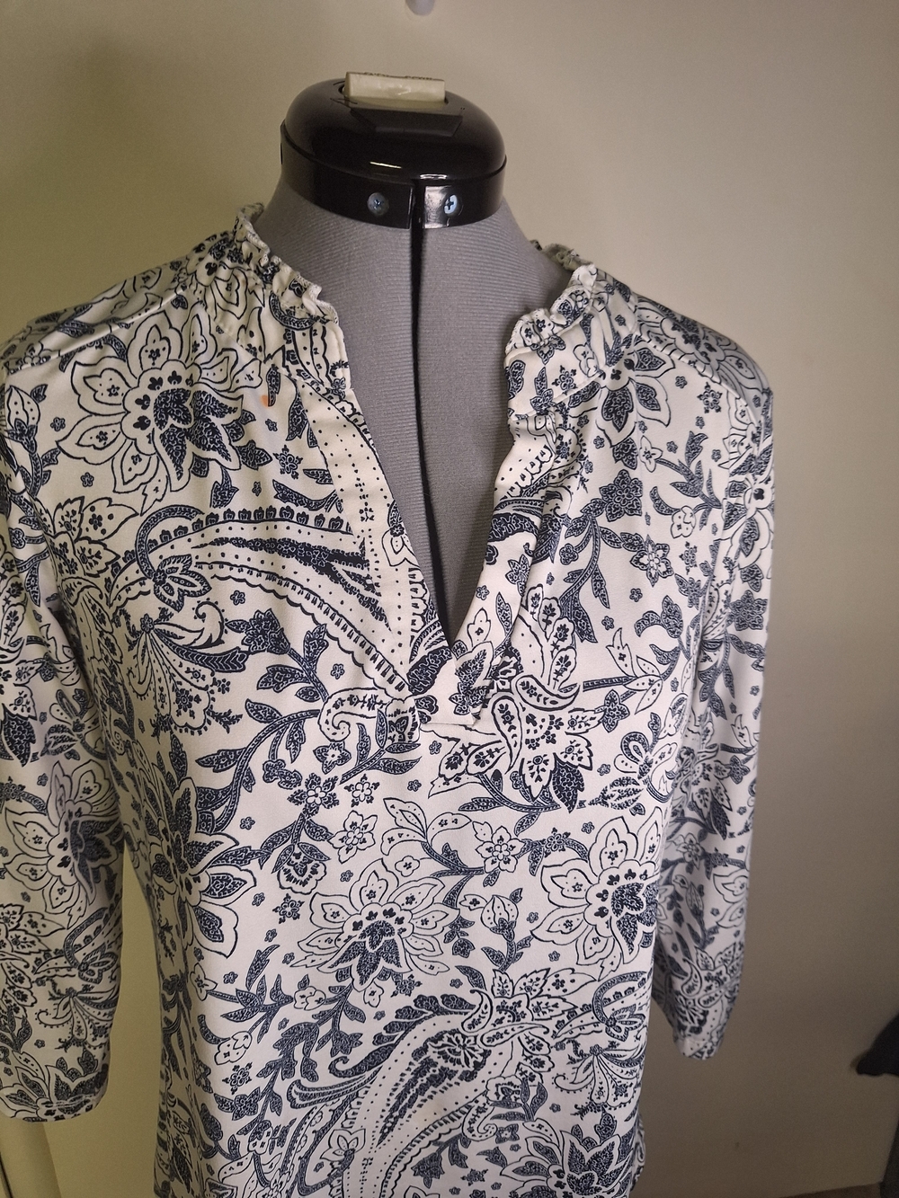 PerSeption Concept White and Navy Paisley Print Women's Top Size Sm